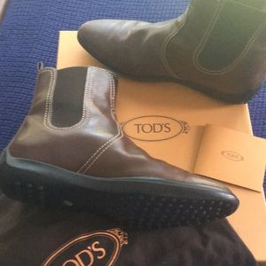 Tod’s brown leather driver ankle boot